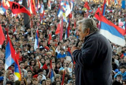 José Mujica, siendo candidato presidencial del partido gobernante Frente Amplio, durante su campaña en Montevideo, el sábado 17 de octubre de 2009. 