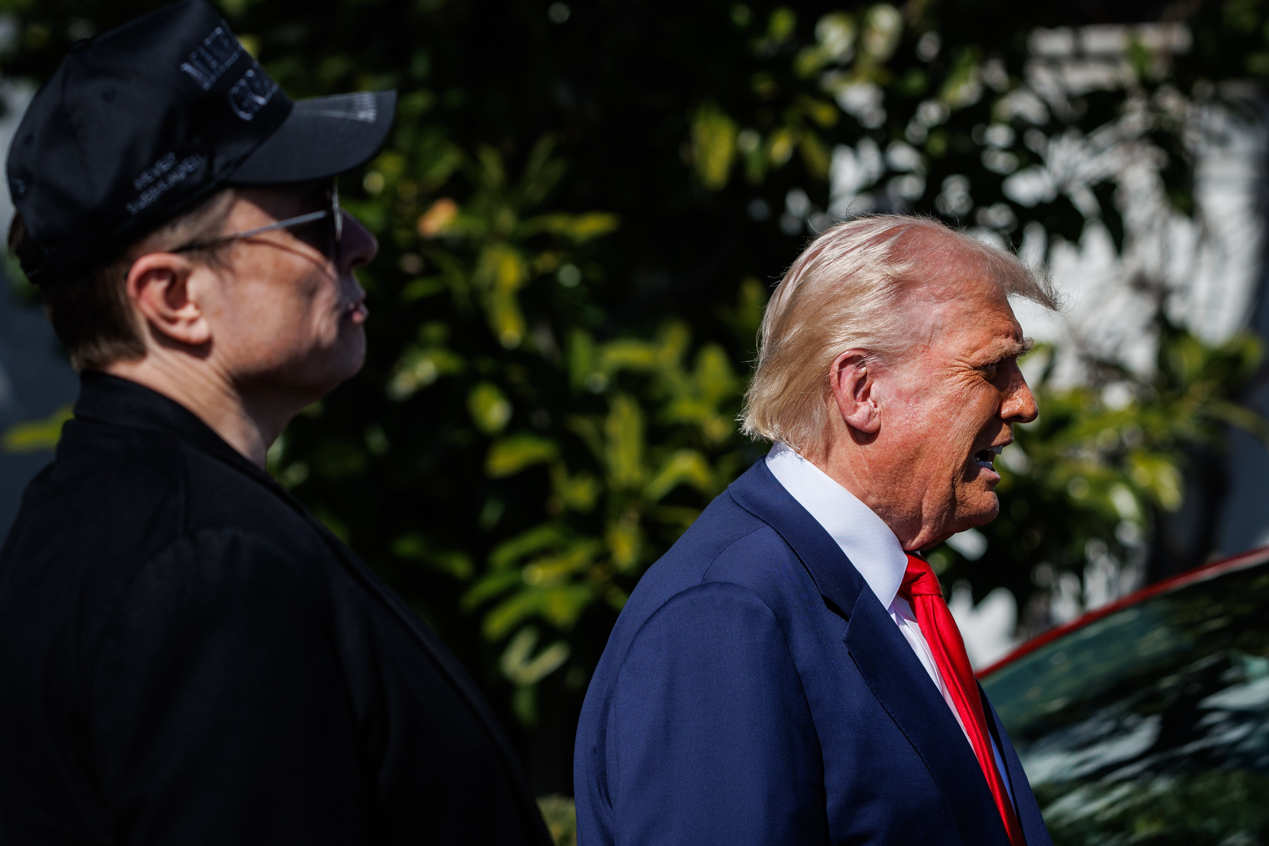 Elon Musk y el presidente de Estados Unidos, Donald Trump, frente a coches de la marca Tesla en el jardín sur de la Casa Blanca, el 11 de marzo de 2025.