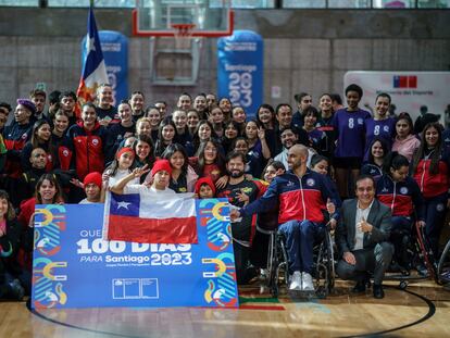 Gabriel Boric con un grupo de deportistas chilenos que participarán los Juegos Panamericanos y Parapanamericanos, el 12 de julio.