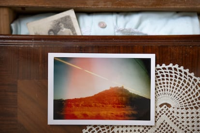 'Una mesita de noche, prendas de algodón y una fotografía para no olvidar'.
