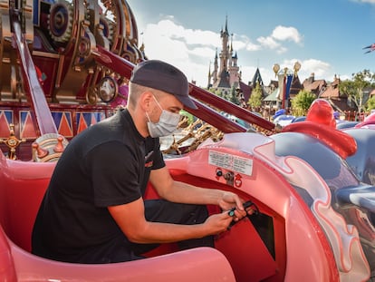 Un trabajador arregla una atracción en el parque de Disneyland París, el pasado jueves.