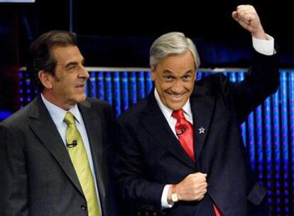 El candidato opositor a la presidencia chilena, Sebastián Piñera (izquierda) y el oficialista Eduardo Frei, antes de un debate televisivo celebrado el lunes.