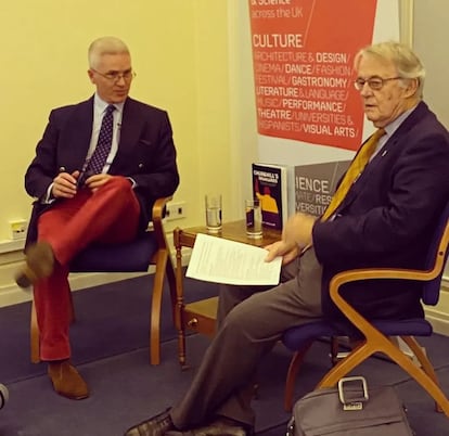 Antony Beevor (derecha) y Séan F. Scullion en la presentación del libro del segundo en Londres.