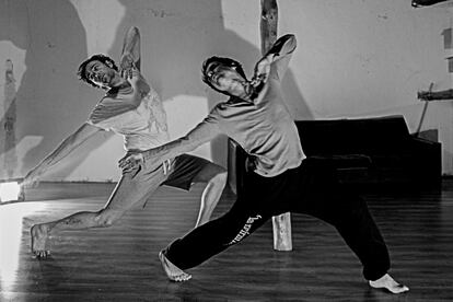 Luiscar Cuevas (derecha) y Alberto Almazán (izquierda), de la compañía de danza La mínima, ensayando durante el confinamiento en su casa de Guadalajara.