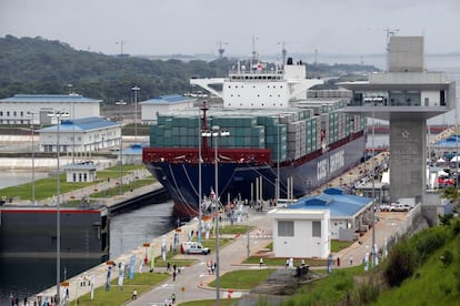 La ampliación del Canal de Panamá, un hito de la ingeniería moderna cuyo principal proyecto, el tercer juego de esclusas, construyó un consorcio liderado por la española Sacyr. En la imagen, un momento de la entrada del buque Cosco Shipping Panamá.