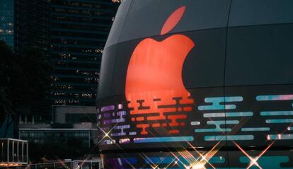 El logo de Apple luce en un edificio.