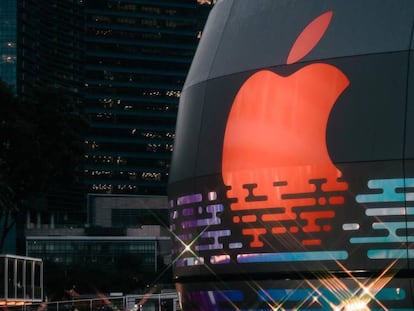 El logo de Apple luce en un edificio.