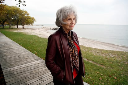 Alice Munro retratada en 2006 en el lago Huron en Ontario, Canadá.