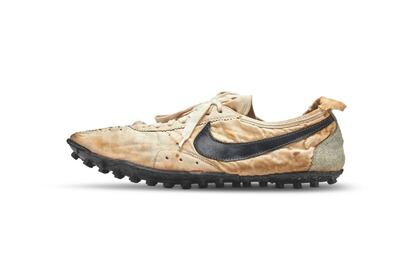 Es uno de las piezas más significativas para Nike. Fue diseñada y confeccionada a mano por el cofundador de Nike y entrenador de la Universidad de Oregon, Bill Bowerman. El deportista se inspiró en los gofres para llevar a cabo la característica suela en cuadrícula y llegó a experimentar vertiendo goma en una gofrera. Fue la primera gran innovación de Nike y los modelos son muy irregulares por su carácter artesanal y porque Nike no disponía de medios suficientes para confeccionar suelas en ese momento. Es el par con más valor de la subasta y se estima que alcance los 142.000 euros.