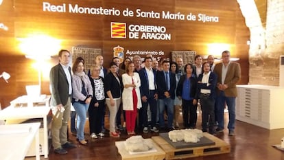 Los parlamentarios aragoneses con la consejera de Cultura Mayte P&eacute;rez, en el monasterio de Sijena, junto a las 53 piezas entregadas por Catalu&ntilde;a.