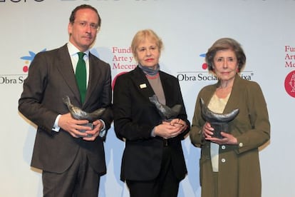 Manuel Fontán, de la Fundación Juan March, Eva Lootz y Elvira González, en la entrega de los Premios de la Fundación Arte y Mecenazgo.
