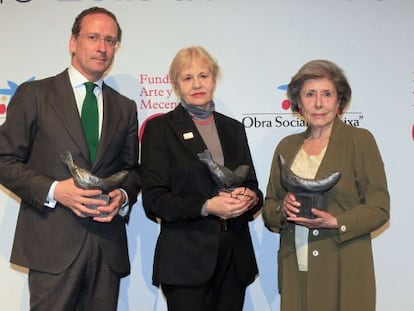 Manuel Fontán, de la Fundación Juan March, Eva Lootz y Elvira González, en la entrega de los Premios de la Fundación Arte y Mecenazgo.