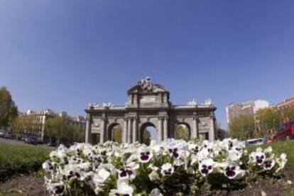 Vista de la madrileña Puerta de Alcalá junto al madrileño parque del Retiro. EFE/Archivo
