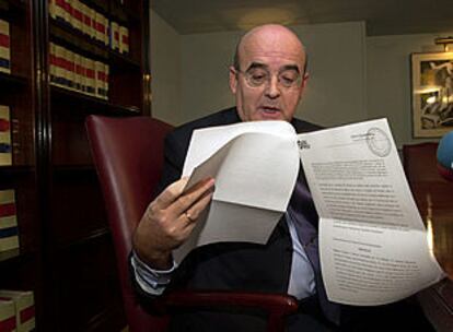 Emilio Guevara leía ayer la resolución del tribunal interno del PNV que le expulsa del partido.