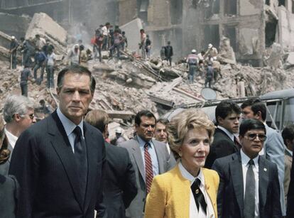 El embajador Gavin y Nancy Reagan observan los daños del terremoto de septiembre de 1985 en la Ciudad de México.