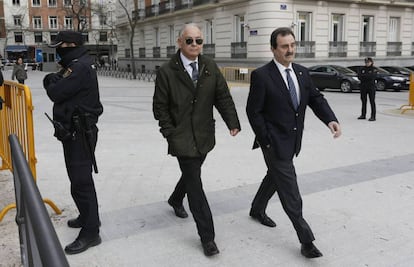 Eugenio Pino, con gafas de sol, en la Audiencia Nacional, en febrero de 2017.