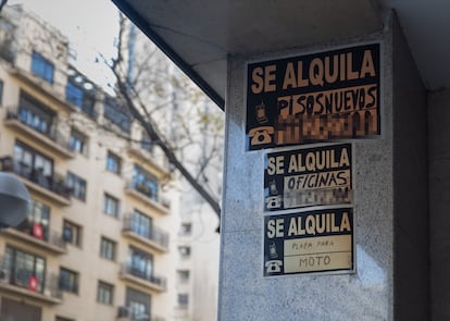 Carteles de 'Se alquila' pegados en un edificio en Madrid.