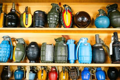 Colección de diferentes granadas de mano del Servicio de Desactivación de Artefactos Explosivos de la policía de Berlín. 