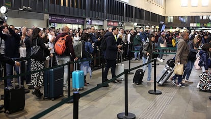 Viajeros en la estación de Santa Justa de Sevilla, este lunes.