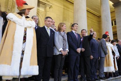 El <i>lehendakari,</i> Patxi López, atendía ayer tarde las explicaciones del diputado general alavés, Xabier Agirre, durante la retreta de San Prudencio en el Palacio Foral. A la derecha de López, la presidenta del Parlamento, Arantza Quiroga, y el delegado del Gobierno central, Mikel Cabieces.