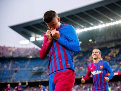 Piqué se besa el escudo del Barcelona tras su gol a la Real.