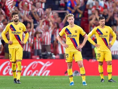 Desde la izquierda, Piqué, De Jong y Lenglet, el viernes en San Mamés.