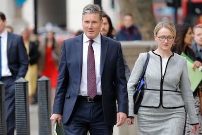 El líder laborista, Keir Starmer, camina por Londres junto a Rebecca Long-Bailey, en mayo del año pasado.