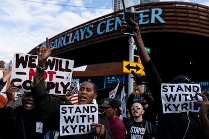 Protestas contra la obligatoriedad de la vacuna y en solidaridad con Kyrie Irving ante el pabellón de los Brooklyn Nets.