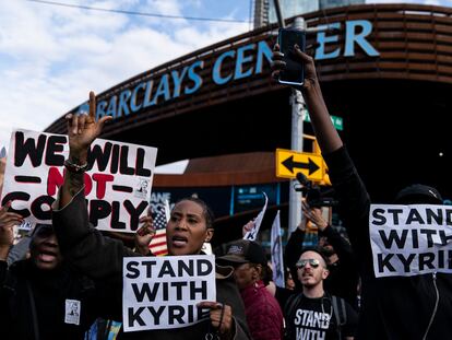 Protestas contra la obligatoriedad de la vacuna y en solidaridad con Kyrie Irving ante el pabellón de los Brooklyn Nets.