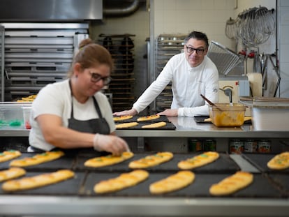 El pastelero Oriol Balaguer en el obrador de la mítica pastelería Sans de La Bisbal de l'Empordà (Girona).