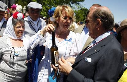 Esperanza Aguirre, candidata del PP en Madrid, en la fiesta de San Isidro.