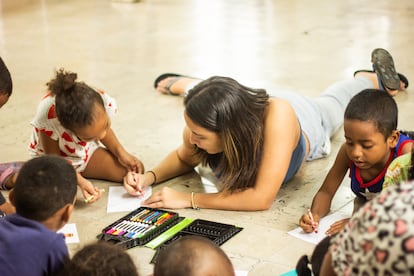 Niños dibujando durante un espacio de aprendizaje en Darién, Panamá.