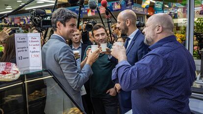 El primer ministro francés, Gabriel Attal (a la izquierda), hace campaña en un mercado en París, este martes.