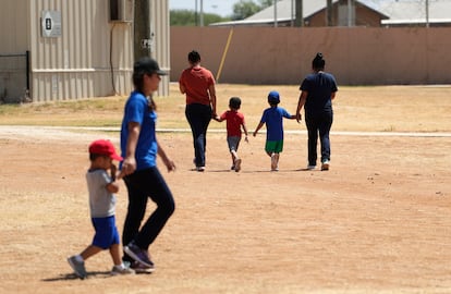 Inmigrantes en el Centro Residencial Familiar del Sur de Texas del ICE, en 2019, en Dilley, Texas.
