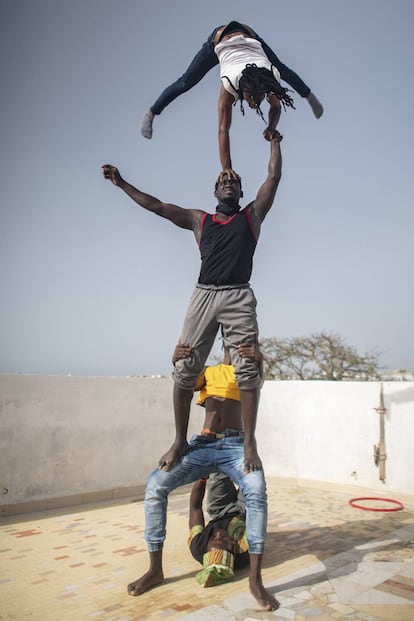 Ensayo de un número circense en la azotea de Modou en Dakar, capital de Senegal.