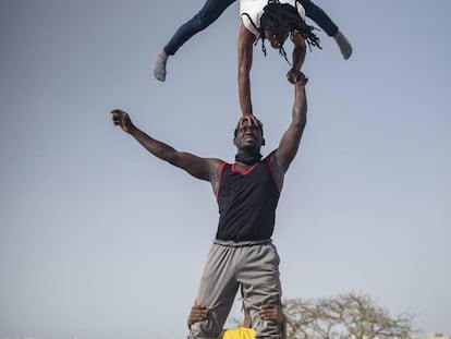 Ensayo de un número circense en la azotea de Modou en Dakar, capital de Senegal.