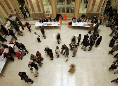 Colegio electoral en la sede del Ministerio de Educación, en Madrid, en las elecciones generales de 2008.