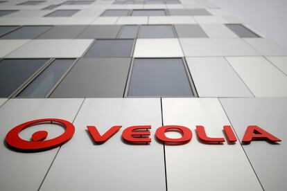 Logo de Veolia en una de sus sedes en Nantes (Francia).