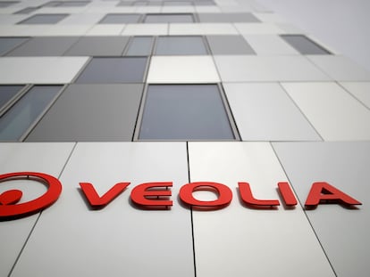 Logo de Veolia en una de sus sedes en Nantes (Francia).
