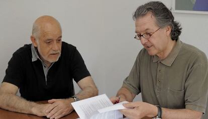 Joaquín Azagra y Joan Romero con el libro de ambos 'Desde la margen izquierda'
