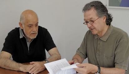 Joaqu&iacute;n Azagra y Joan Romero con el libro de ambos &#039;Desde la margen izquierda&#039;