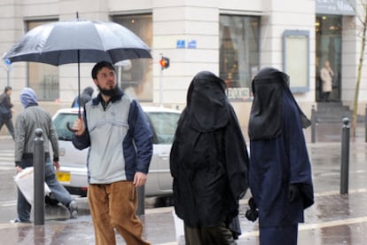 Dos mujeres con <i>burkas</i>, en una calle de Marsella