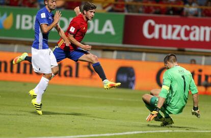El defensa Sergi Roberto remata a puerta para conseguir el segundo gol frente a Liechtenstein.