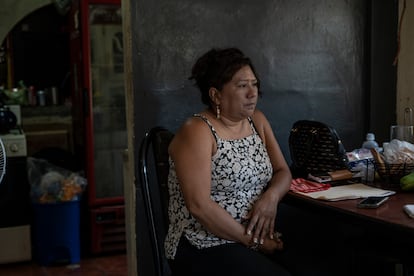 Verónica Reyes en su casa en la comunidad 22 de abril, en Soyapango.