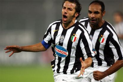 Del Piero canta, el sábado pasado, su gol al Messina mientras Emerson corre a abrazarle.