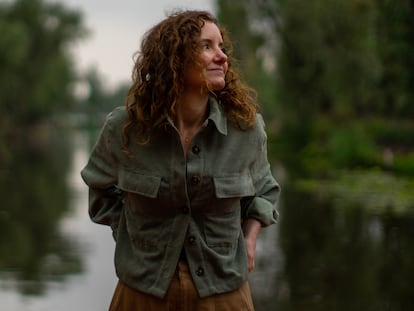 La chef mexicana Elena Reygadas durante un recorrido por las chinampas de Xochimilco, en Ciudad de México el día 11 de abril de 2023. 