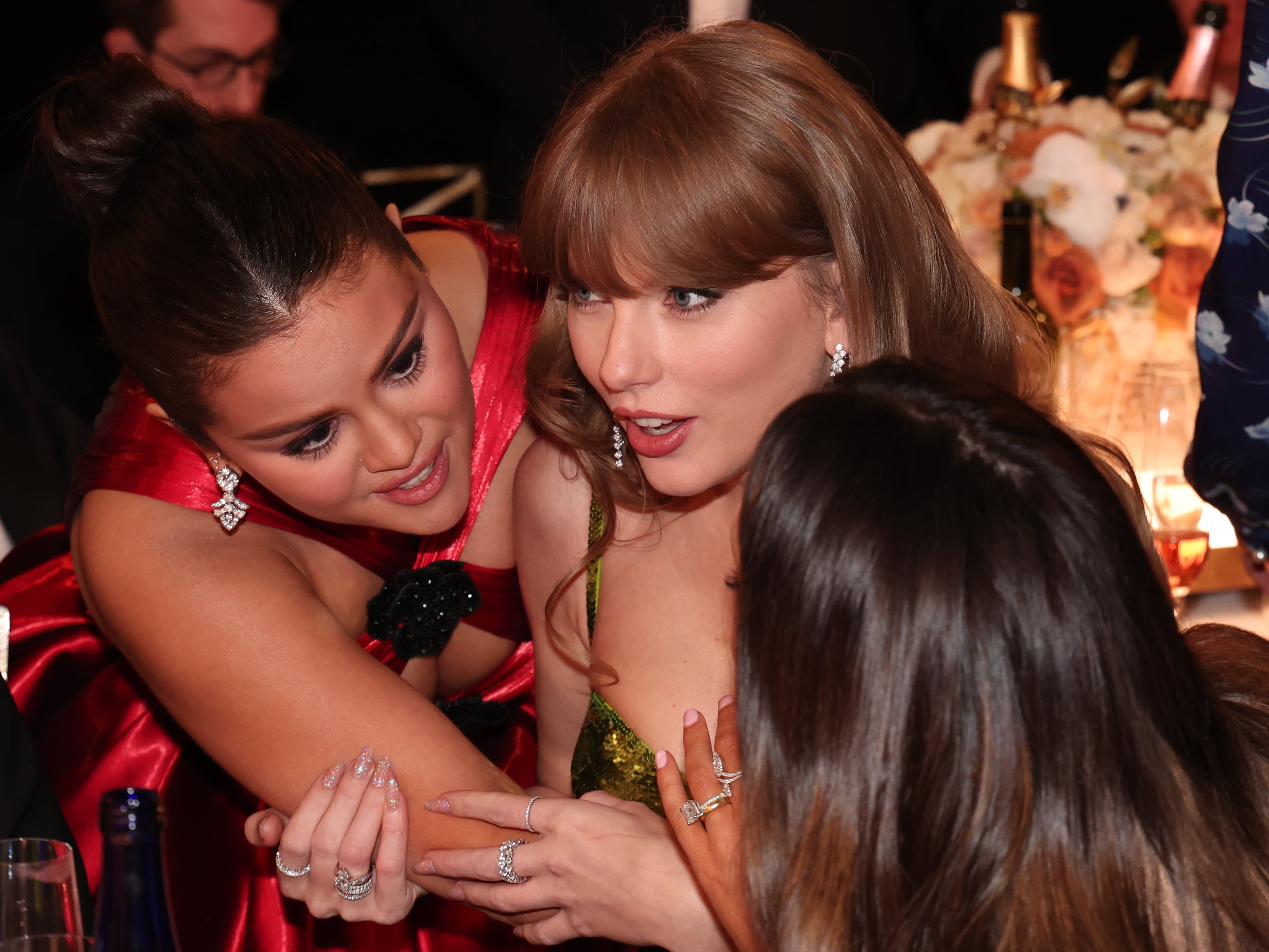 Selena Gomez sobre el inicio de su amistad con Taylor Swift: “Lo mejor que sacamos de nuestras relaciones con los Jonas Brothers fue la una a la otra” 1 Selena Gomez y Taylor Swift, el 7 de enero de 2024, en la 81ª edición de los Globos de Oro celebrada en Beverly Hills (California, EE UU).