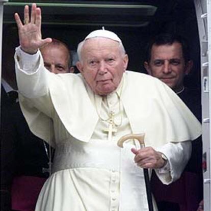 Juan Pablo II hace un gesto de despedida desde la puerta del avión en el que regresó ayer a Roma.