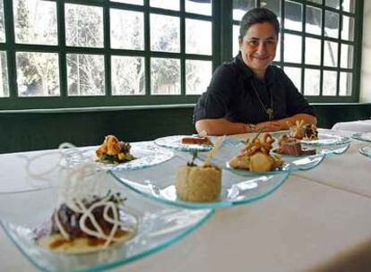 Marta Escauriaza, con los pinchos que se degustan en Escauri.