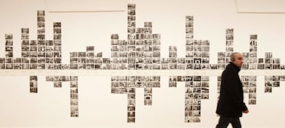 Una de las obras del artista Hans Haacke, en el Museo Reina Sof&iacute;a, dentro de su exposici&oacute;n &#039;Castillos en el aire&#039; que critica, entre otras cosas, la burbuja inmobiliaria en Espa&ntilde;a.